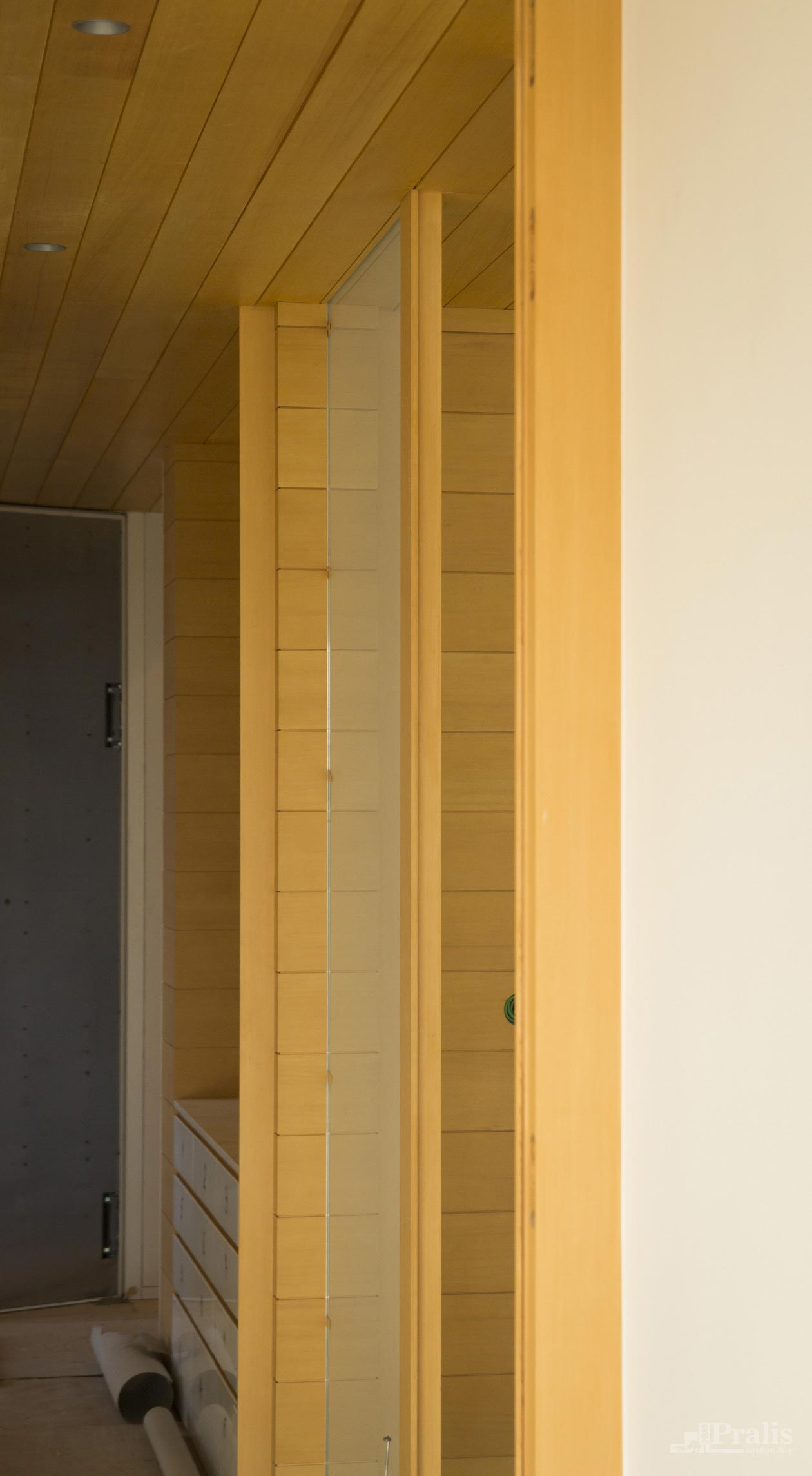 Софіти та дерев'яні стелі з жовтого кедру